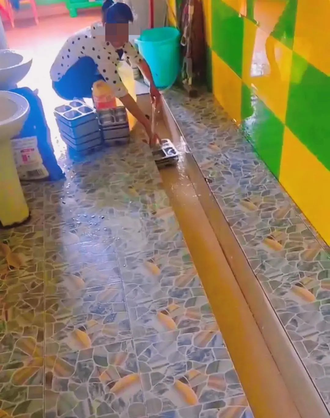 DƬ